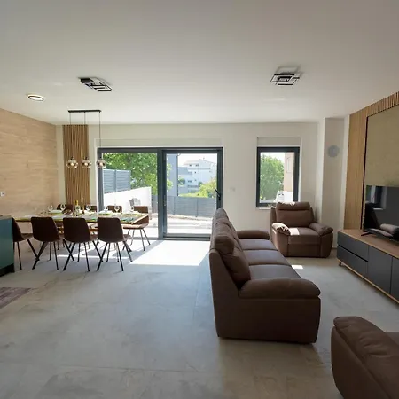 Three-bedroom Premium Atmosfera With Private Pool&sauna Σπίτι διακοπών